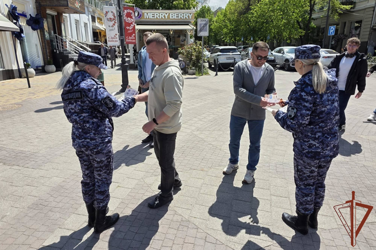 Росгвардейцы поддержали акцию «Георгиевская лента»в городах-героях Крыма