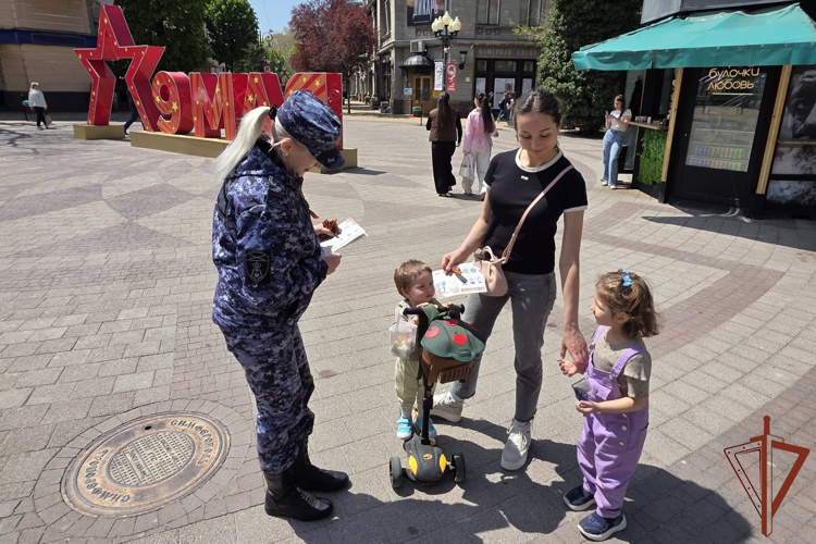 Росгвардейцы поддержали акцию «Георгиевская лента»в городах-героях Крыма