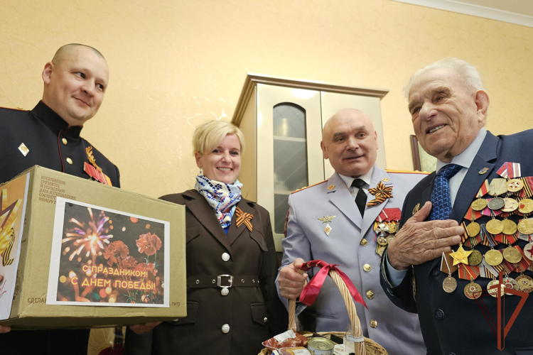 Росгвардейцы провели акцию «Парад у дома ветерана» в городе-герое Севастополе