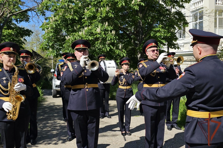 Росгвардейцы провели акцию «Парад у дома ветерана» в городе-герое Севастополе