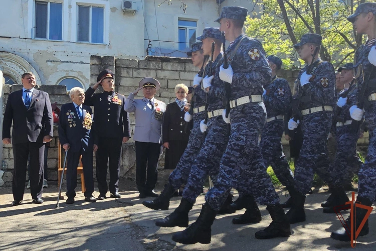Росгвардейцы провели акцию «Парад у дома ветерана» в городе-герое Севастополе