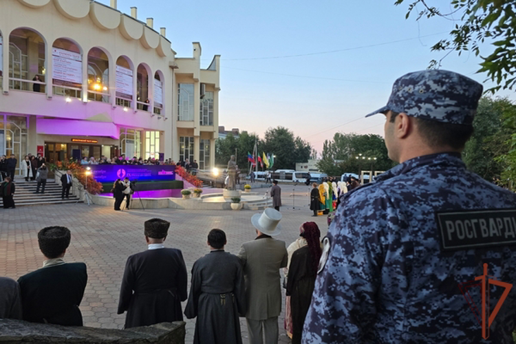 Правопорядок на открытии всероссийского театрального фестиваля обеспечили сотрудники Росгвардии в Дагестане