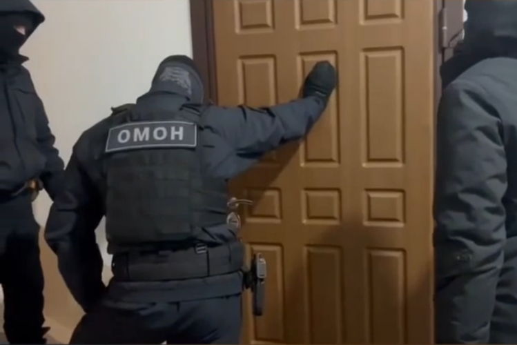 В Югре при силовой поддержке ОМОН Росгвардии задержан подозреваемый в финансировании экстремистской деятельности (видео)