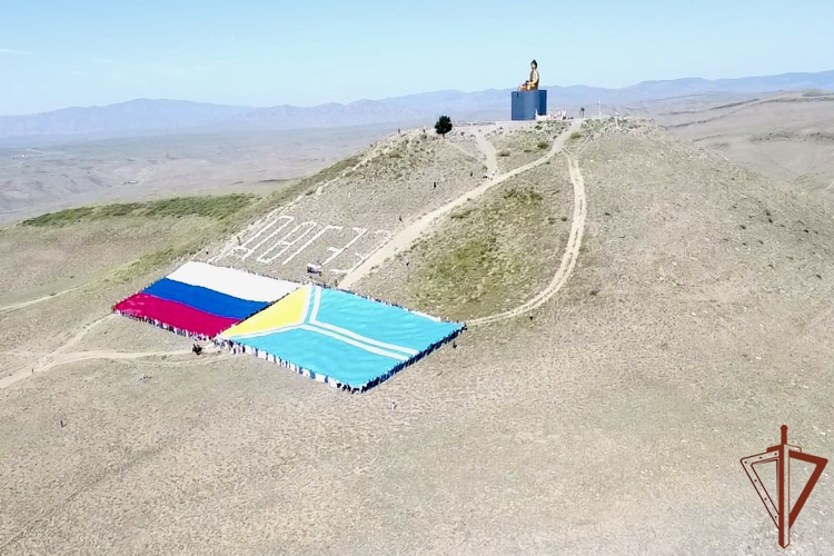 Росгвардейцы приняли участие в патриотической акции в честь Дня Республики Тыва и Дня Государственного флага России