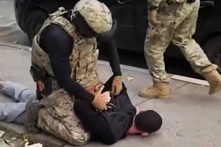 Курьера телефонных мошенников задержали при содействии СОБР Росгвардии в Ростовской области