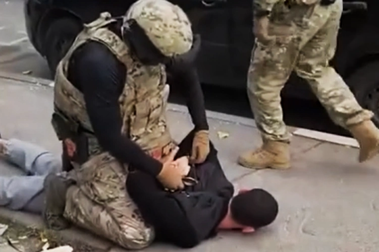 Курьера телефонных мошенников задержали при содействии СОБР Росгвардии в Ростовской области