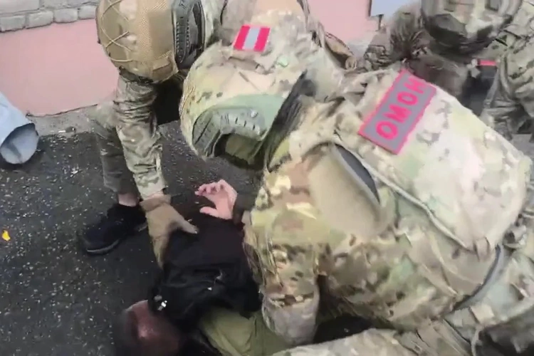 При силовой поддержке спецназа Росгвардии в Томске задержан подозреваемый в экстремизме