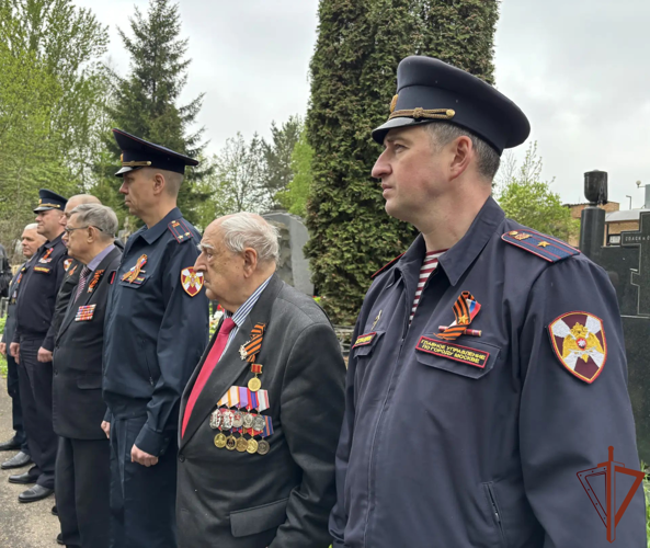 Память Героя Советского Союза Степана Харитоновича Зайцева почтили росгвардейцы на Троекуровском кладбище Москвы