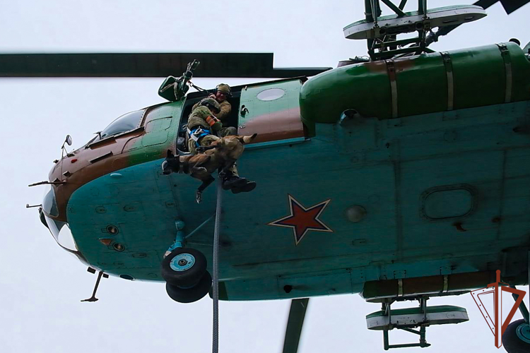 Военнослужащие отряда специального назначения «Ермак» Росгвардии отработали навыки беспарашютного десантирования с вертолета