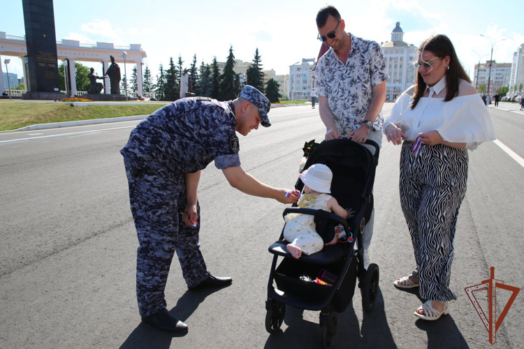 В Мордовии росгвардейцы присоединились к всероссийской акции «Российский триколор» (видео)