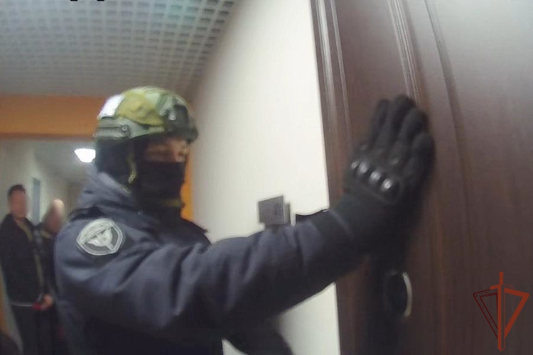 Сотрудники ОМОН Росгвардии обеспечили задержание подозреваемой в заведомо ложном сообщении об акте терроризма в Санкт-Петербурге