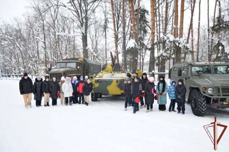 В Нижегородской области юнармейцы посетили воинскую часть Росгвардии