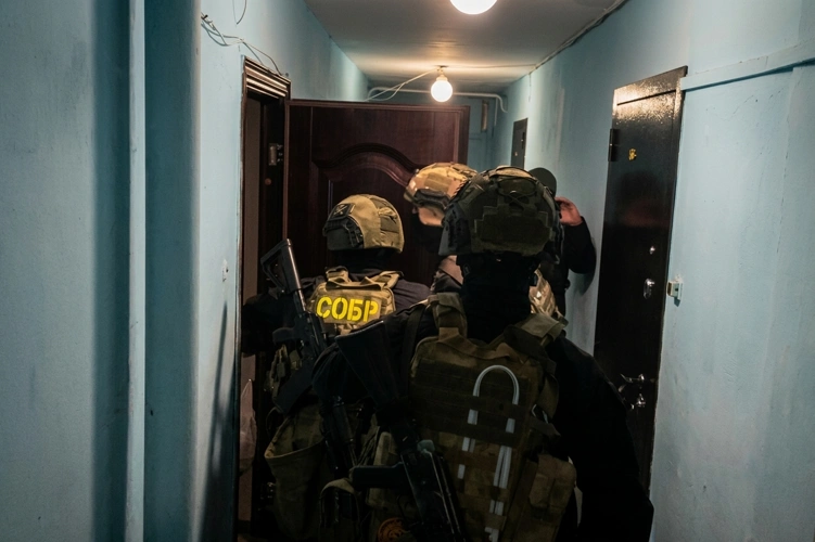 При силовой поддержке СОБР Росгвардии в Свердловской области задержаны подозреваемые в похищении людей и вымогательстве (видео)