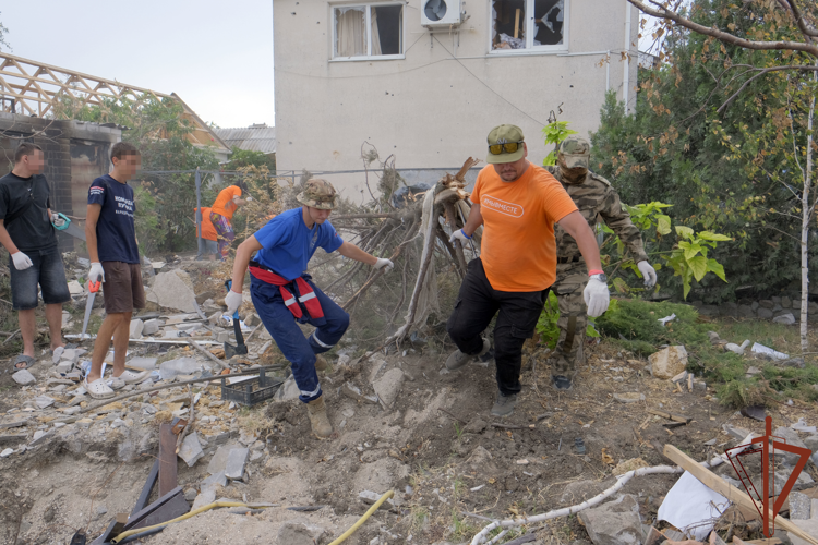 В Херсонской области росгвардейцы оказали помощь пожилой паре, пострадавшей в результате атаки ВСУ