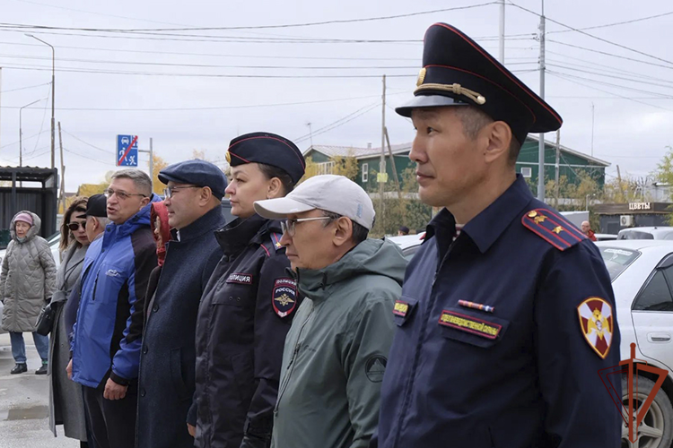 В Якутске в день 104-летия росгвардейцы поздравили ветерана Великой Отечественной войны Семена Колтовского