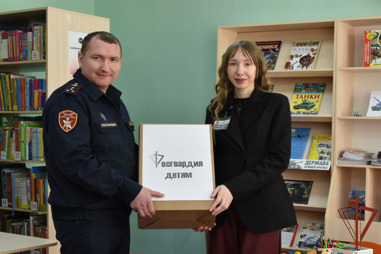 В День книгодарения росгвардейцы на Урале присоединились к всероссийской акции «Дарите книги с любовью»