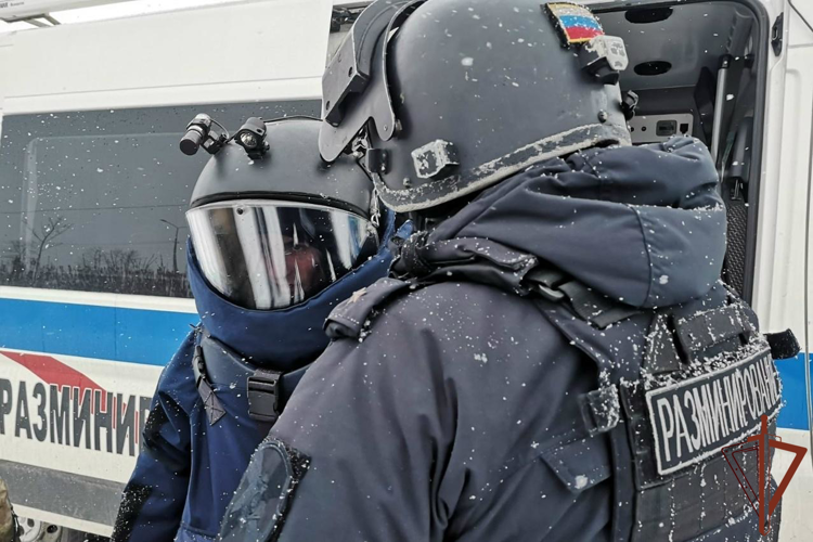 В Санкт-Петербурге взрывотехники ОМОН Росгвардии обследовали боеприпас времён войны
