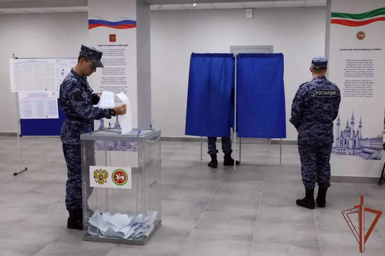 Личный состав Приволжского округа Росгвардии продолжает участвовать в голосовании на выборах депутатов Государственной думы