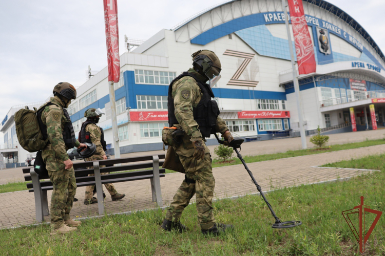 В Хабаровске росгвардейцы обеспечили правопорядок во время финального матча за Кубок России по хоккею с мячом