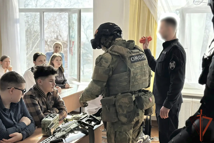 Патриотические мероприятия для молодежи провели росгвардейцы на Дальнем Востоке