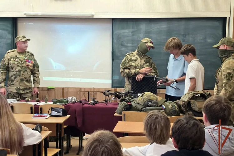 В Центральном округе Росгвардии продолжается цикл встреч с подрастающим поколением (видео)