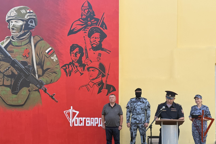 В Самаре ко Дню Государственного флага Российской Федерации отрыли мурал на здании регионального управления Росгвардии