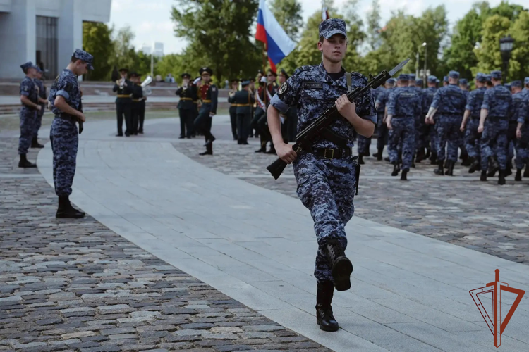 На Поклонной горе прошёл выпуск слушателей Центра профессиональной подготовки сотрудников вневедомственной охраны столичного главка Росгвардии (видео)
