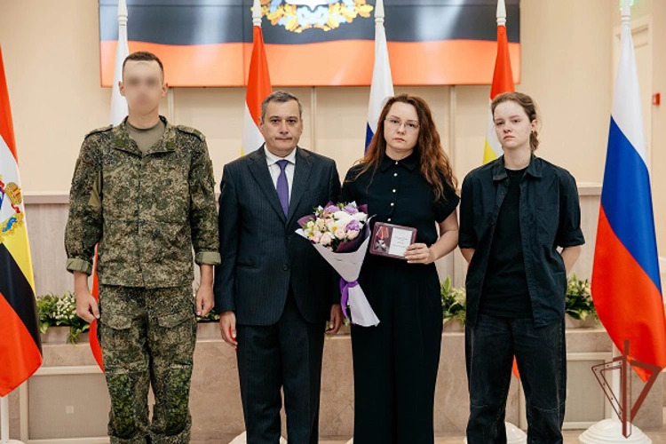 В Курске семье погибшего росгвардейца передали Орден Мужества