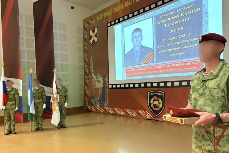 В Башкортостане вручили краповый берет матери погибшего бойца спецназа Росгвардии (видео)