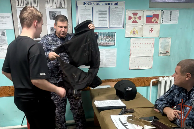 В рамках акции «Неделя мужества» росгвардейцы рассказали молодежи Сибири о службе в войсках правопорядка