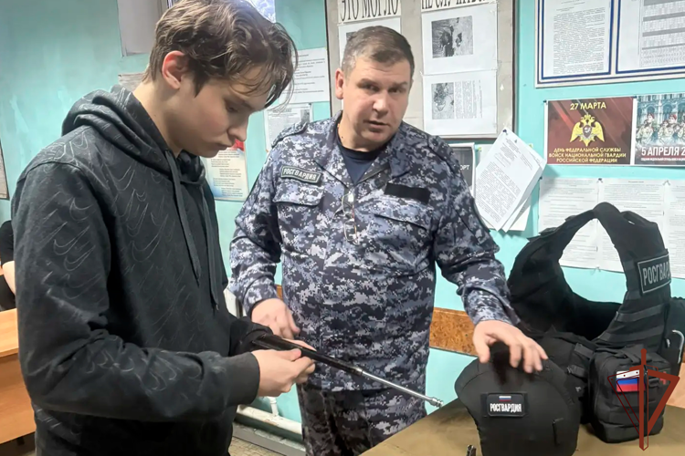 В рамках акции «Неделя мужества» росгвардейцы рассказали молодежи Сибири о службе в войсках правопорядка
