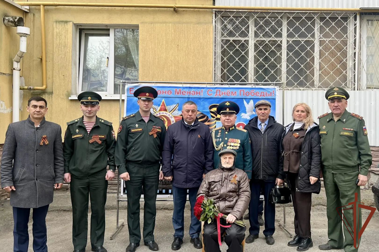 В Уфе росгвардейцы приняли участие в акции «Парад у дома ветерана»