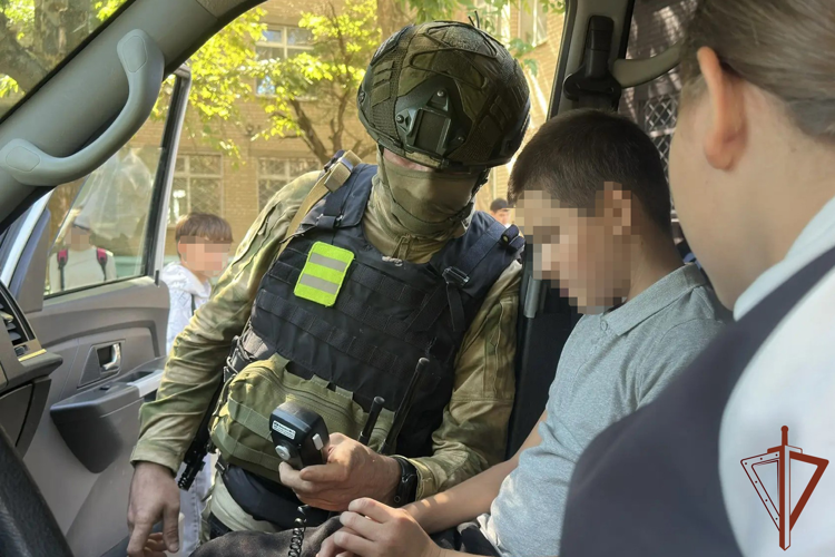 Урок мужества в Мелитополе: росгвардейцы рассказали школьникам о Бородинском сражении