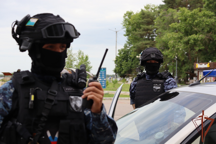 В Хабаровске росгвардейцы обеспечили правопорядок во время финального матча за Кубок России по хоккею с мячом