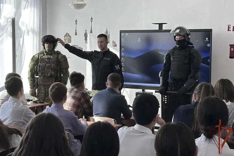 Патриотические мероприятия для молодежи провели росгвардейцы на Дальнем Востоке