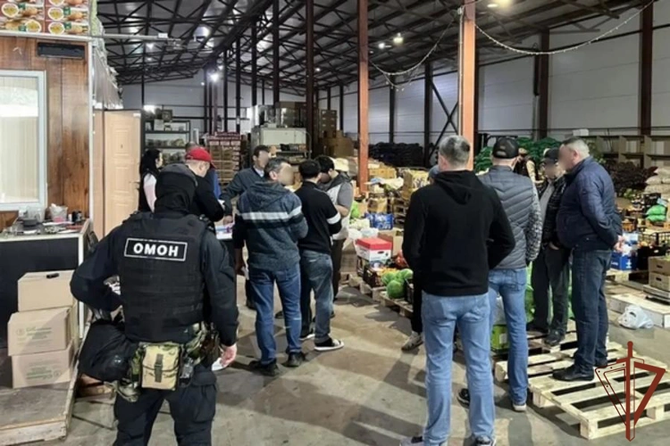 Сотрудники ОМОН Росгвардии оказали силовую поддержку полицейским при проведении миграционных рейдов в Вологодской области