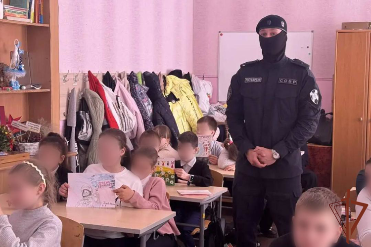 Сотрудники Росгвардии провели конкурс детских рисунков «Нет нацизму» в школах ДНР
