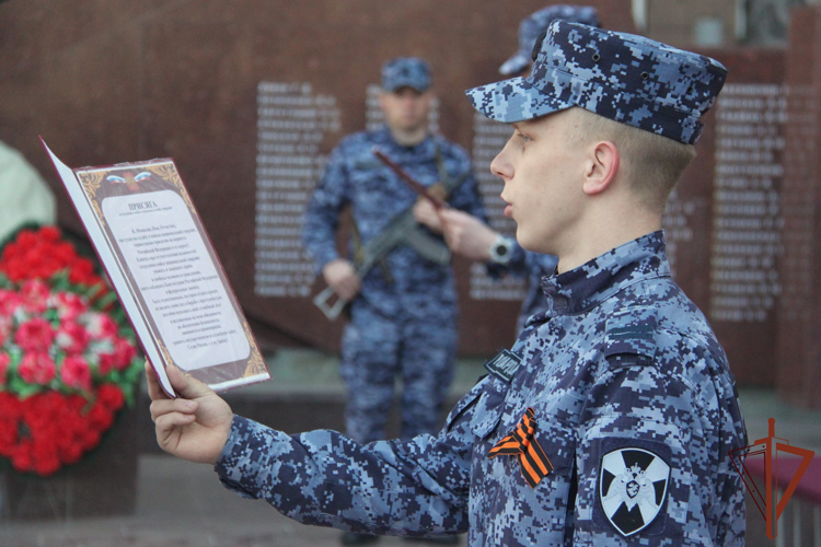 В Новосибирске молодые сотрудники вневедомственной охраны Росгвардии приведены к Присяге