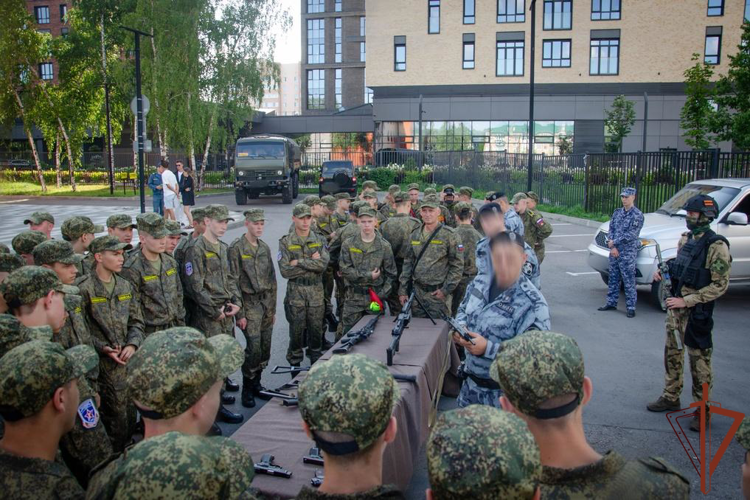 Росгвардейцы провели выставку вооружения для участников сбора «Гвардеец» в Пензе (видео)