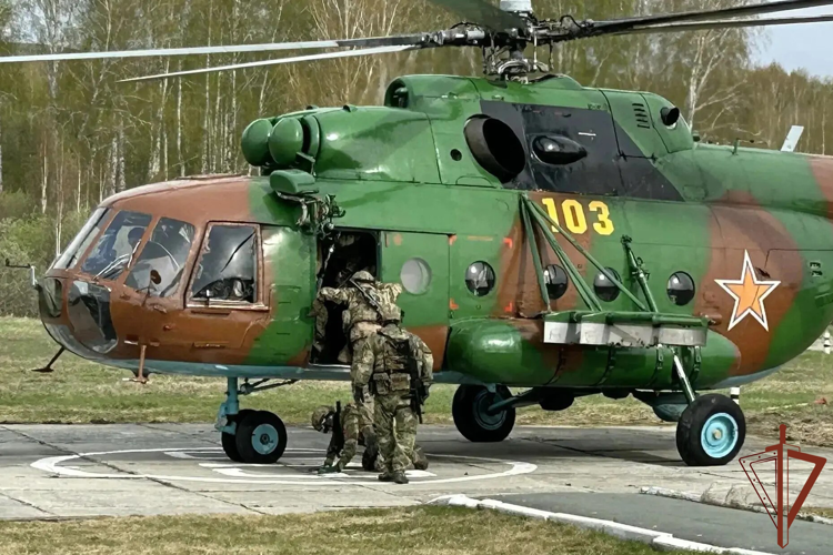 Военнослужащие отряда специального назначения «Ермак» Росгвардии отработали навыки беспарашютного десантирования с вертолета