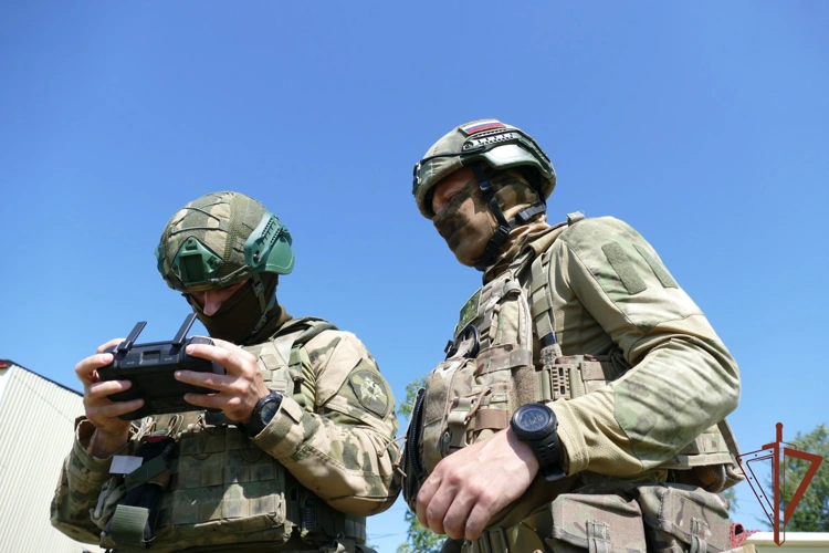 Сотрудники ОМОН «Штурм» Росгвардии отработали навыки пилотирования БПЛА в Омске