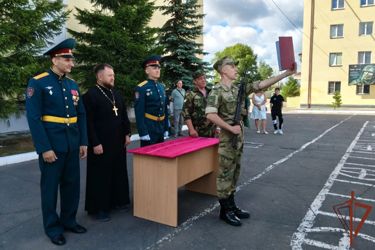 Более 60 новобранцев Росгвардии приняли Военную присягу в Омской области