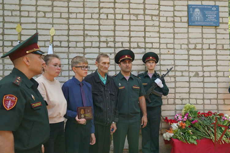 В Кировской области состоялось открытие мемориальной доски в честь геройски погибшего в зоне СВО росгвардейца (видео)