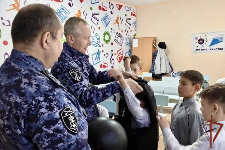 В Сибири в рамках акции «Неделя мужества» росгвардейцы провели встречи с подрастающим поколением