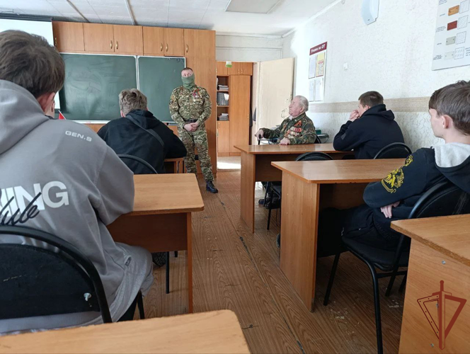 В Сибири в рамках акции «Неделя мужества» росгвардейцы провели встречи с подрастающим поколением
