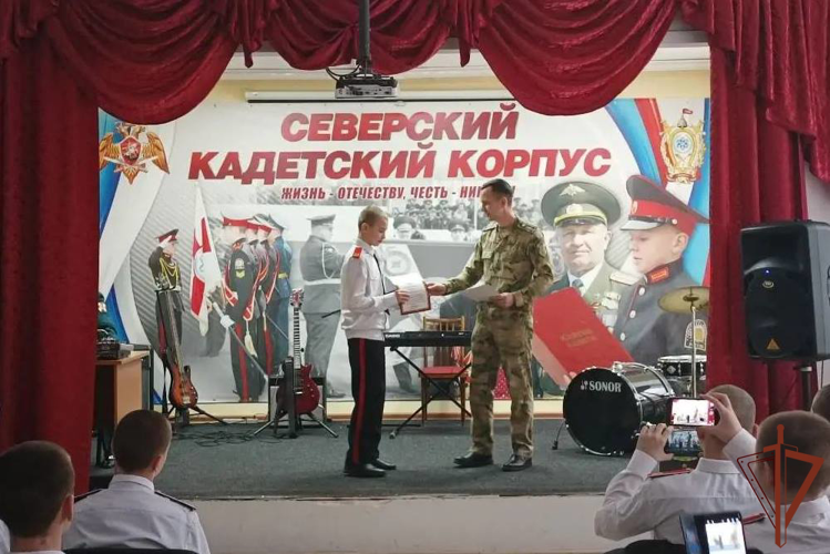 В Сибири в рамках акции «Неделя мужества» росгвардейцы провели встречи с подрастающим поколением
