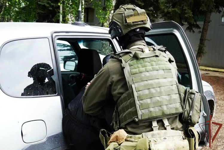 В Саратове спецназ Росгвардии помог задержать подозреваемого в грабеже (видео)