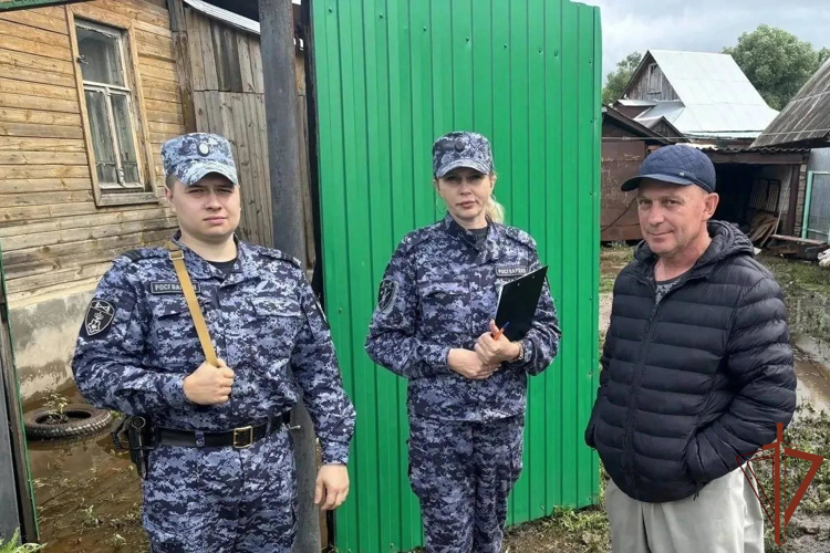 Росгвардейцы в Оренбургской области обеспечивают безопасность на пострадавших от подтопления территориях (видео)