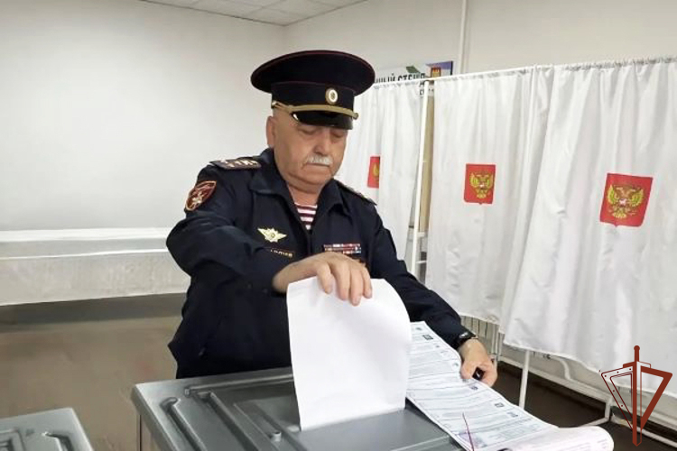 Личный состав Северо-Кавказского округа Росгвардии продолжает участвовать в Едином дне голосования