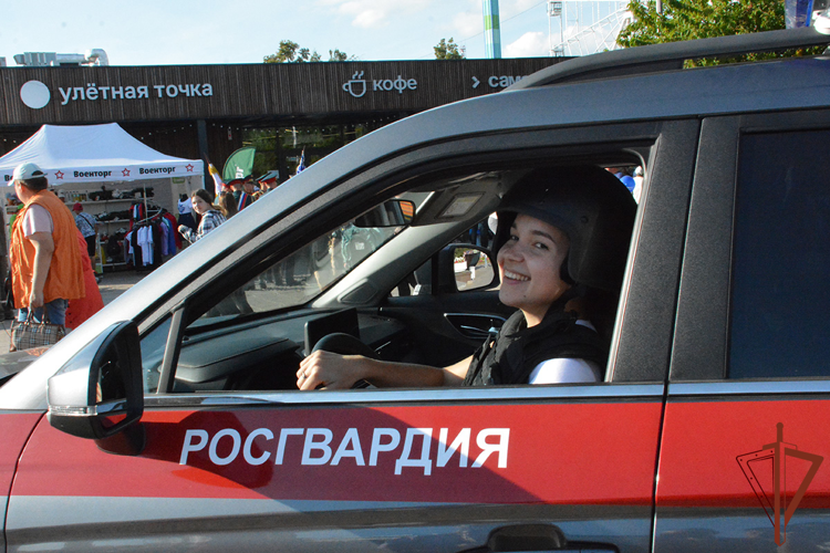 Праздничную программу в честь Дня офицера России подарили росгвардейцы жителям Тюмени